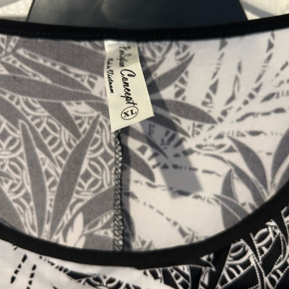 NWOT Perseption Concept Black& White Leaf Design Short Sleeve Soft Knit Top - Picture 3 of 5